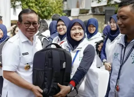 Gubernur Jakarta, Pramono Anung, bersama Pasukan Putih. (Sumber: Dok Pemprov DKI Jakarta)