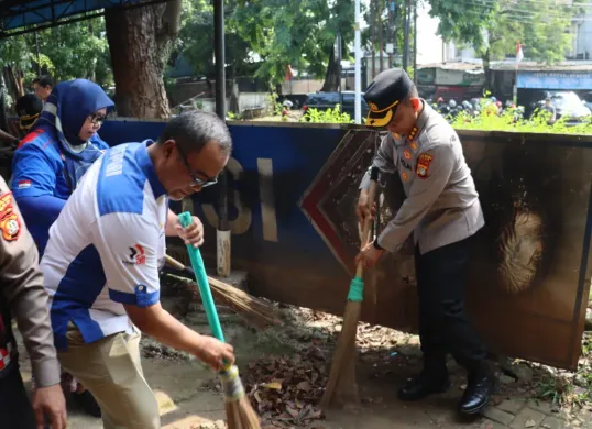 Kapolres Metro Depok, Kombes Pol Abdul Waras, Wali Kota Depok,  Supian Suri dan Ketua FBD, Wido Pratikno membersihkan Pos Lantas yang dirusak massa. (Sumber: Polres Metro Depok)