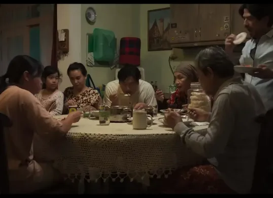 Sandwich generation dituntut pintar mengatur gaji UMR agar kebutuhan diri, orang tua, dan anak tetap terpenuhi tanpa mengabaikan dana darurat. (Sumber: Dok/Film Home Sweet Loan)