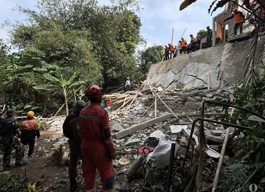 Kondisi tempat majelis taklim di Kampung Ciapus, Desa Sukamakmur, Kecamatan Ciomas, Kabupaten Bogor, yang roboh pada Minggu pagi, 7 September 2025. (Sumber: POSKOTA | Foto: Giffar Rivana)
