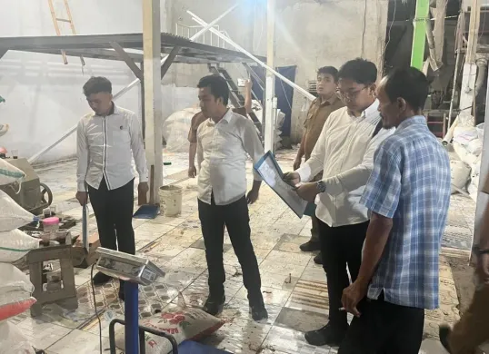 Polisi membongkar  gudang pengoplosan beras di Kampung Pabuaran Bugel, Desa Pasirlimus, Kecamatan Pamarayan, Kabupaten Serang. (Sumber: Dok. Polres Serang)