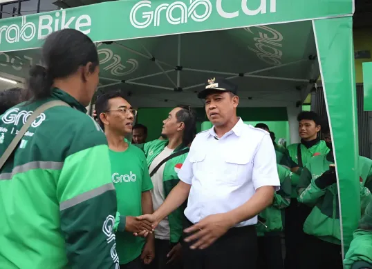 Wali Kota Bekasi, Tri Adhianto berbincang dengan pengemudi ojek online di sekitar Pemkot Bekasi, Minggu, 7 September 2025. (Sumber: Dok. Istimewa)