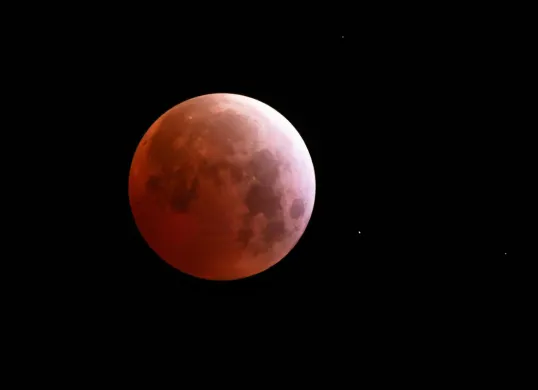 Gerhana Bulan Total atau Blood Moon akan berlangsung malam ini. (Sumber: Pexels/Enrique Hidalgo)