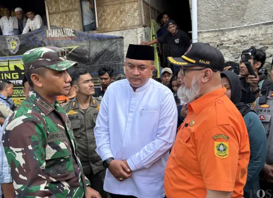 Bupati Bogor Rudy Susmanto meninjau bangunan majelis taklim yang ambruk di Ciomas, Kabupaten Bogor, Minggu, 7 September 2025. (Sumber: POSKOTA | Foto: Giffar Rivana)