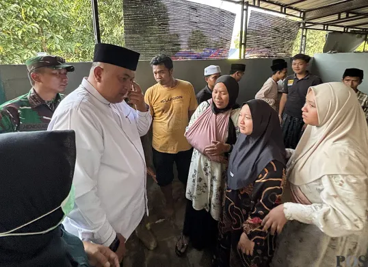 Bupati Bogor, Rudy Susmanto menjenguk korban ambruknya bangunan majelis taklim di Ciomas, Kabupaten Bogor pada Minggu, 7 September 2025. (Sumber: POSKOTA | Foto: Giffar Rivana)