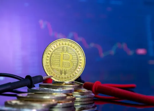 Perbandingan investasi emas vs bitcoin di era digital. (Sumber: Freepik)