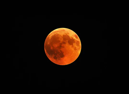 Fenomena Gerhana Bulan total diprediksi akan terjadi pada tanggal 7 hingga 8 September 2025. (Sumber: Freepik/wirestock)
