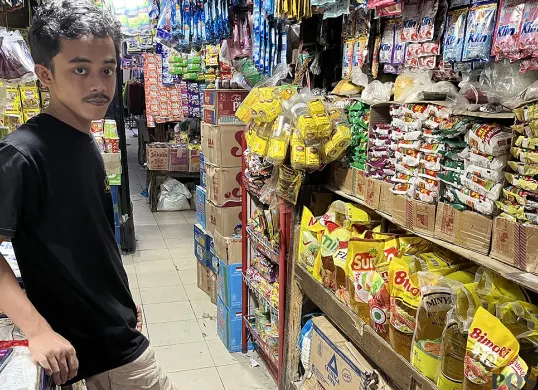 Fajar, 21 tahun, pedagang tradisional di Pasar Kebayoran Lama, Jakarta Selatan. (Sumber: POSKOTA | Foto: Pandi Ramedhan)
