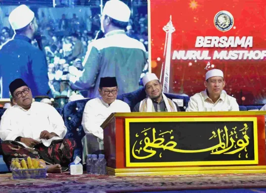 Pramono Anung dan Rano Karno hadiri acara Jakarta bersalawat di Monas, Jakarta, Sabtu 6 September 2025. (Sumber: jakarta.go.id)