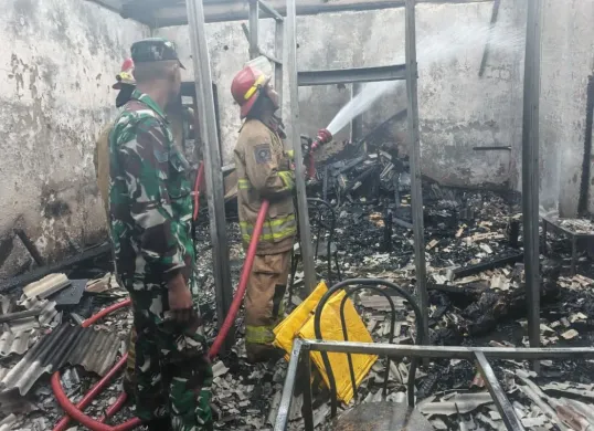 Kondisi ruko pecel lele di Kampung Pabuaran Tengah, Desa Ciangsana, Kecamatan Gunung Putri, Kabupaten Bogor, seusai terbakar, Minggu, 7 September 2025. (Sumber: Dok. Damkar Kabupaten Bogor)