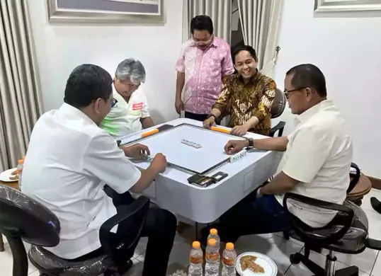 Nama Azis Wellang menjadi sorotan setelah fotonya bersama Menteri Kehutanan, Raja Juli Antoni, saat bermain domino viral di media sosial. (Sumber: X/@Ary_PrasKe2)