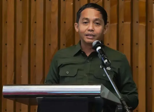 Menteri Kehutanan, Raja Juli Antoni viral usai dirinya terekam bermain domino bersama Azis Wellang. (Sumber: Instagram/@rajaantoni)