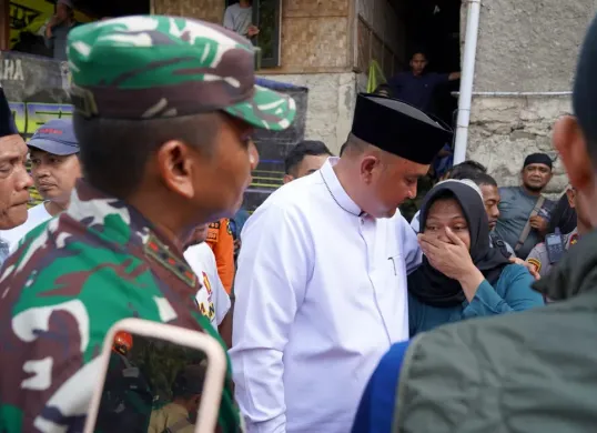 Bupati Bogor, Rudy Susmanto menemui keluarga korban dan menyampaikan duka mendalam atas tragedi ambruknya bangunan majelis taklim di Kampung Ciapus. (Sumber: Dok Humas Pemkab Bogor)