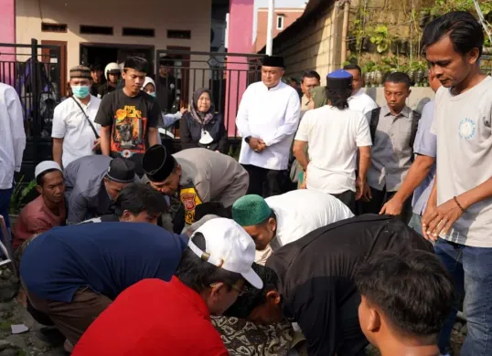 Bupati Bogor, Rudy Susmanto mengawasi langsung penanganan para korban bencana ambruknya bangunan majelis taklim di Kampung Ciapus, Kecamatan Ciomas. (Sumber: Dok Humas Pemkab Bogor)