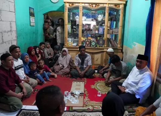 Bupati Bogor, Rudy Susmanto, takziah ke rumah salah satu korban meninggal dalam insiden bangunan majelis taklim ambruk di Kampung Ciapus, Kecamatan Ciomas. (Sumber: Dok Humas Pemkab Bogor)