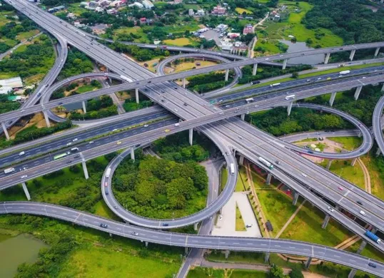 Pembangunan Jalan Tol Kamal–Teluk Naga–Rajeg senilai Rp23,22 triliun yang ditargetkan rampung pada 2026 akan memangkas waktu tempuh Jakarta–Banten dan mendukung konektivitas Bandara Soekarno–Hatta. (Sumber: Pinterest)