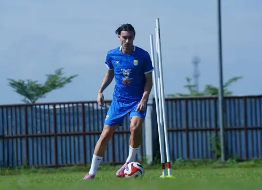 Potret pemain baru Persib, Andrew Jung yang melakoni latihan perdana. (Sumber: Persib)