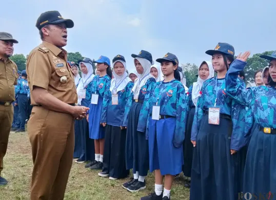 Wali Kota Cimahi, Ngatiyana memberikan semangat kepada para siswa dan siswi SMPN se- Kota Cimahi di Lapangan Pusdikjas AD, Cimahi Tengah, Senin, 8 September 2025. (Sumber: Poskota/Gatot Poedji Utomo)