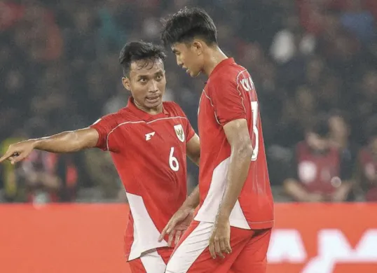 Pelatih Persib Bandung Sampaikan Pesan Khusus untuk Dua Pemain Muda: Kakang Rudianto dan Robi Darwis (Sumber: Dok/Persib)