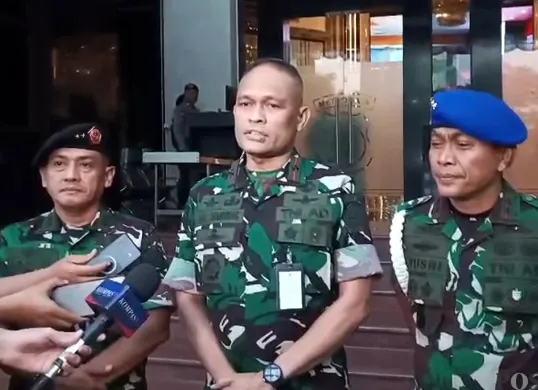 Dansatsiber TNI, Brigadir Jenderal JO Sembiring, mendatangi Polda Metro Jaya pada Senin, 8 September 2025. (Sumber: POSKOTA | Foto: Ali Mansur)