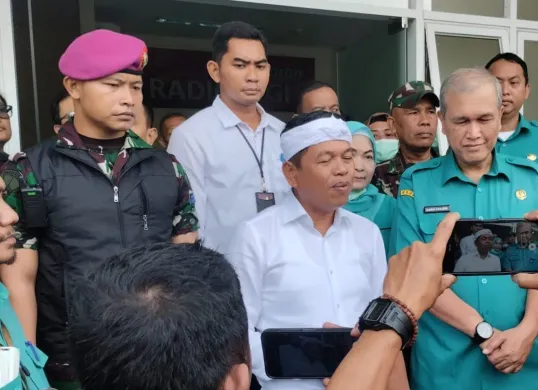 Gubernur Jabar, Dedi Mulyadi mengunjungi para korban terdampak bangunan ambruk di Ciomas, Kabupaten Bogor. (Sumber: Dok. Istimewa)