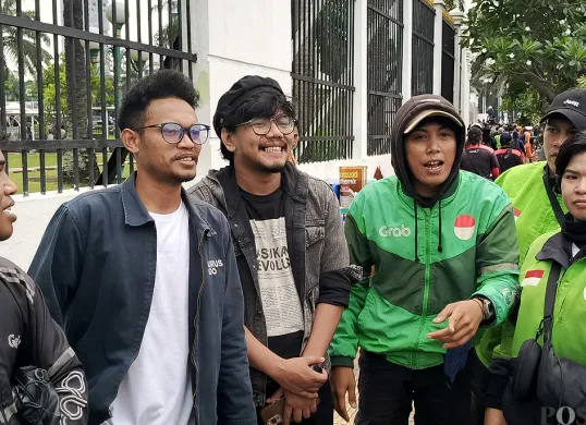 CEO Malaka Project, Ferry Irwandi (ketiga dari kiri), saat ditemui saat aksi demonstrasi di Jalan Gatot Subroto, Jakarta Pusat. (Sumber: POSKOTA | Foto: Ali Mansur)