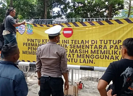 PT Mitra Patriot menutup permanen gate milik Paguyuban Ruko Sentra Niaga Kalimalang (RSNK) di Jalan Tawes Raya, Bekasi Selatan, Kota Bekasi, Senin 8 September 2025. (Sumber: Istimewa)
