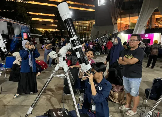 Masyarakat menyaksikan gerhana bulan dengan menggunakan teleskop di kawasan Taman Ismail Marzuki, Cikini, Menteng, Jakarta Pusat, Minggu, 7 September 2025. (Sumber: Poskota/Pandi Ramedhan)