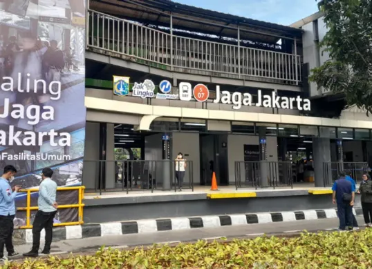 Gubernur DKI Jakarta Pramono Anung meresmikan perubahan nama Halte Transjakarta Senen Sentral menjadi 'Jaga Jakarta' usai kerusakan akibat kericuhan. (Sumber: X/@wira1517)