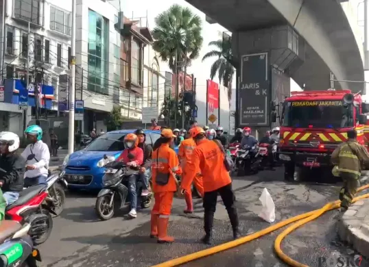 Situasi terkini setelah kebakaran besar terjadi di sekitar Jalan RS Fatmawati Raya Nomor 25, Gandaria Selatan, Cilandak, Jakarta Selatan, Minggu, 7 September 2025. (Sumber: Poskota/Ali Mansur)