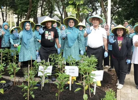 Kegiatan tanam serentak yang dilakukan oleh Pemkot Jakarta Barat. (Sumber: Istimewa)