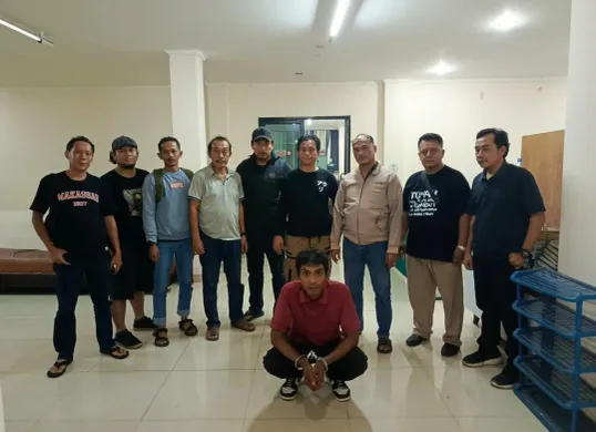 Pelaku penganiayaan satpam Perumahan Griya Kencana, Sukmajaya, Depok, yang sempat viral di media sosial diborgol usai ditangkap polisi. (Sumber: Polsek Sukmajaya)