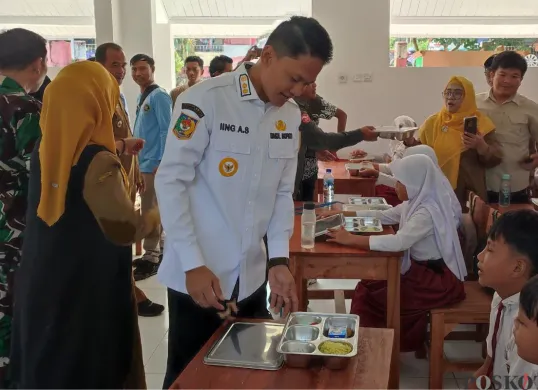 Wakil Bupati Pandeglang, Iing Andri Supriadi saat penyaluran MBG di SDN 2 Pagelaran, Senin, 8 September 2025. (Sumber: Poskota/Samsul Fatoni)