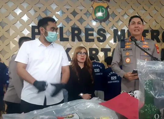 Kapolres Metro Jakarta Timur, Kombes Alfian Nurrizal (kanan) saat konferensi pers di Mapolres Jakarta Timur, Jatinegara, Jakarta Timur, Senin 8 September 2025. (Sumber: POSKOTA | Foto: Ali Mansur)
