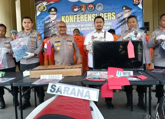 Konferensi pers tindak kejahatan di Mapolres Serang, Kelurahan Cisait, Kecamatan Kragilan, Kabupaten Serang, Banten, Senin, 8 September 2025. (Sumber: Poskota/Rahmat Haryono)