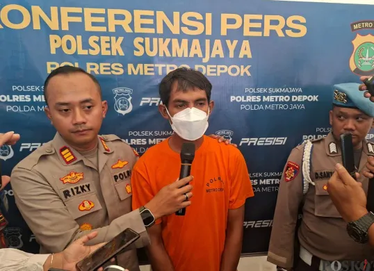 Jukir pelaku penganiayaan sekuriti lansia saat jumpa pers di Mapolsek Sukmajaya, Abadijaya, Kecamatan Sukmajaya, Kota Depok, Jawa Barat, Senin, 8 September 2025. (Sumber: Poskota/Angga Pahlevi)