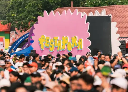 Puluhan musisi seperti Hindia, Feast, dan Bilal Indrajaya batal tampil di Pestapora 2025 memprotes sponsor Freeport. Ini respons mereka dan langkah festival. (Sumber: Instagram/@pestapora)