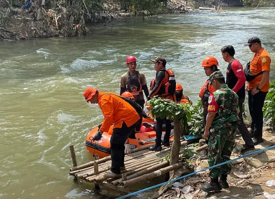 Tim SAR gabungan mengevakuasi jasad pelajar SMP yang tenggelam di Kali Cikarang, Kabupaten Bekasi, Senin, 8 September 2025. (Sumber: Dok SAR Bekasi)