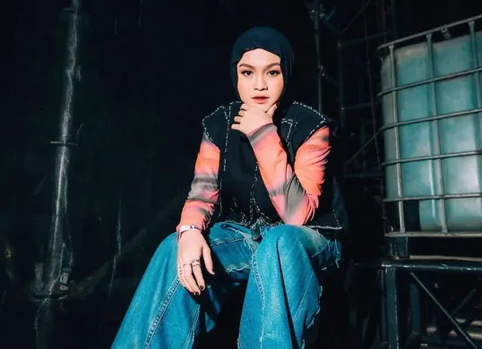 Penyanyi jebolan Indonesian Idol, Salma Salsabil mencuri perhatian publik setelah kembali tampil di Pestapora 2025 usai vakum selama lima bulan. (Sumber: Instagram/@salmasalsabil12)