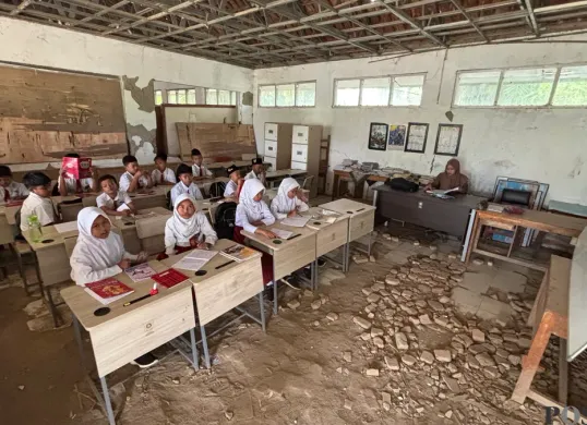 SDN Tegal Benteng di Kecamatan Cariu, Kabupaten Bogor rusak parah akibat bangunan yang tak kunjung di perbaiki. (Sumber: Poskota/Giffar Rivana)