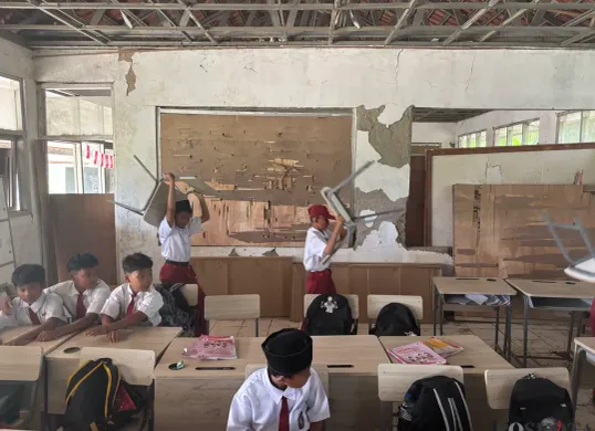 Kondisi kelas di SDN Tegal Benteng, Cariu, Kabupaten Bogor rusak parah karena sudah lama tak mendapat perbaikan. (Sumber: Poskota/Giffar Rivana)