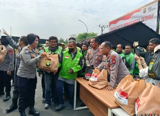 Ratusan pengemudi ojek online mendatangi Polres Metro Bekasi Kota untuk menerima bantuan paket sembako dalam kegiatan bakti sosial pada Senin 8 September 2025. (Sumber: Poskota/Nurpini Aulia Rapika)