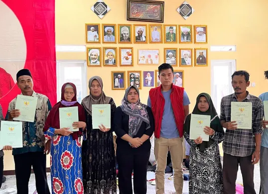 Sejumlah warga Desa Jayasari, Kecamatan Cimarga, Lebak, memperlihatkan sertifikat hak milik atas tanah yang diduga dirusak oleh tambang pasir. (Sumber: Istimewa)