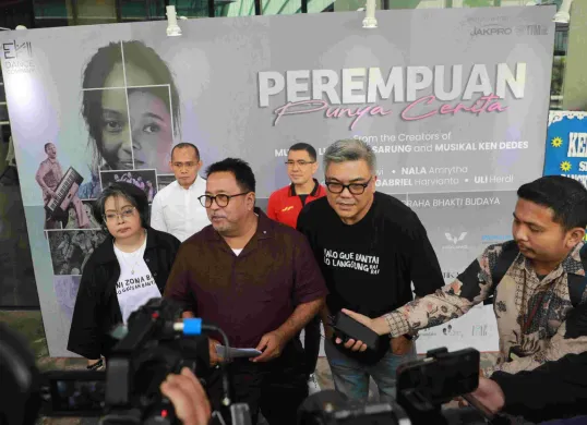 Wagub DKI Jakarta Rano Karno menyampaikan apresiasi usai menyaksikan drama musikal “Perempuan Punya Cerita” karya EKI Dance Company di Taman Ismail Marzuki, Jakarta (7/9). (Sumber: Dok/Pemprov DKI Jakarta)