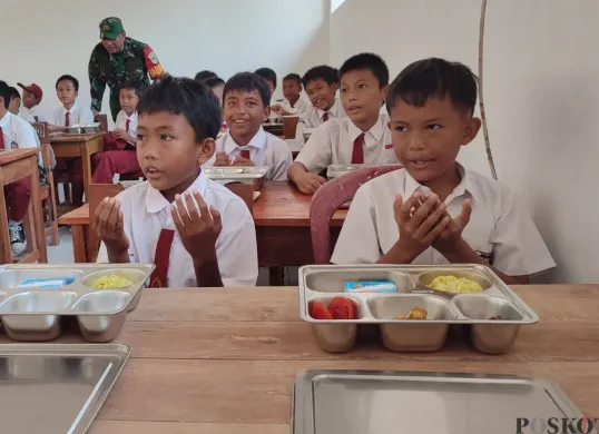 Para siswa SDN 2 Bama, Kecamatan Pagelaran, Kabupaten Pandeglang, berdoa sebelum menyantap MBG, Senin, 8 September 2025. (Sumber: Poskota/Samsul Fatoni)