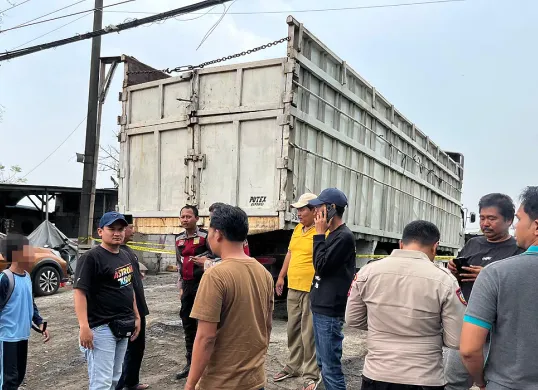 Petugas Satreskrim Polres Serang dan Polsek Cikande mengamankan TKP sopir yang tewas diduga gantung diri dalam bak truk. (Sumber: Dok. Polsek Cikande)