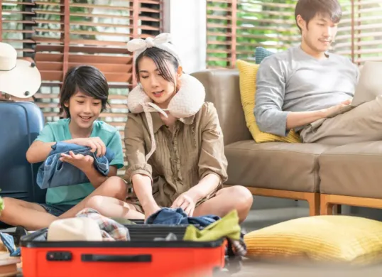 Ilustrasi staycation bersama keluarga. (Sumber: Freepik)