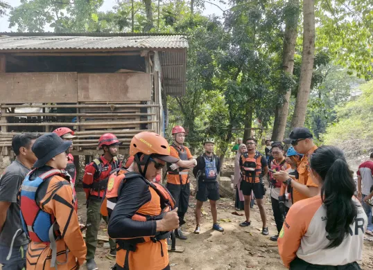 Puluhan tim SAR gabungan dikerahkan untuk mencari pelajar SMP yang dilaporkan tenggelam saat memandikan kambing di Kali Cikarang, Kabupaten Bekasi, Senin 8 September 2025. (Sumber: Istimewa)