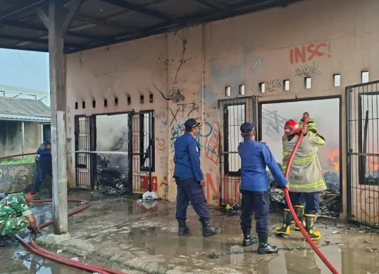 Petugas Disdamkarmat Kabupaten Bekasi Unit Taman Kebalen berjibaku memadamkan api yang melalap gudang perabot rumah tangga di samping Pasar Babelan, Selasa 9 September 2025. (Sumber: Damkar)