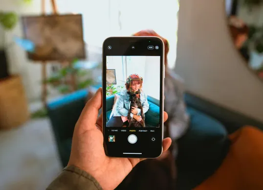 Cara setting kamera Android agar mirip iPhone. (Sumber: Pexels/Los Muertos Crew)